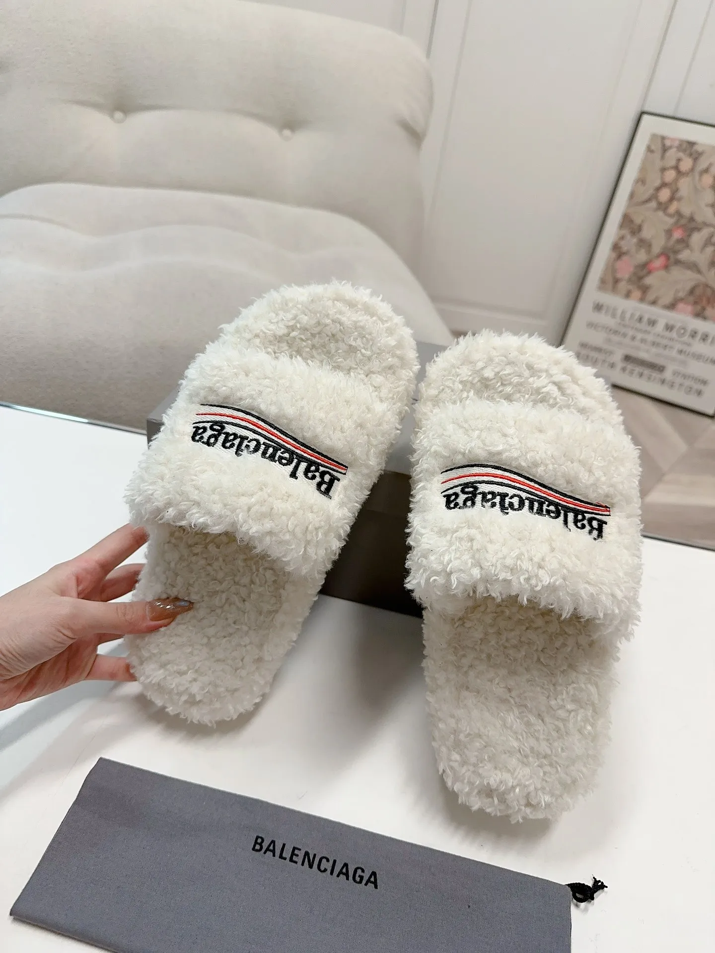 👟👟Ex-factory price 480👟👟Thick-soled Balenciaga autumn and winter trendy wool slippers💕cx upper letter pattern, electric embroidery logo embroidery technology! Full of high-end feel! Especially beautiful on the feet 🦶 🐑Material: wool (very soft and comfortable) 🐑Sole: Original non-slip and wear-resistant outsole 🐑Number/size: Women's 35-41